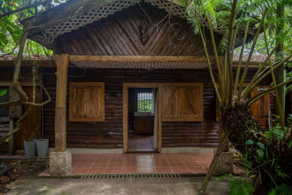 Wooden lodge surrounded by rainforest vegetation at Sarapiquí Xperience.